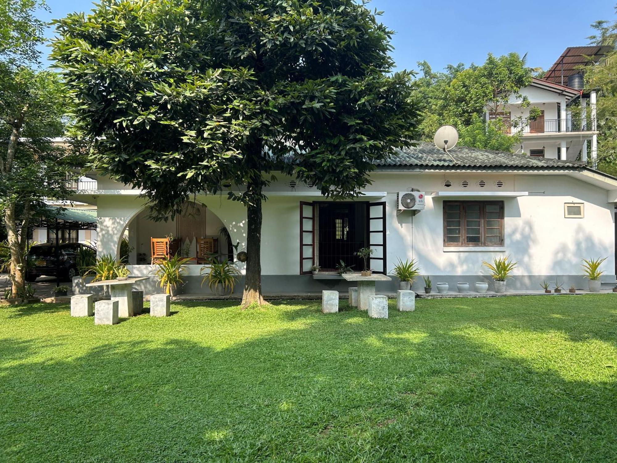 Thomasz Lodge 康提 外观 照片